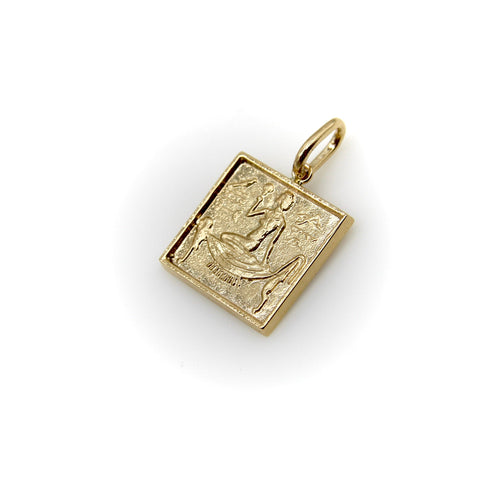 Pendentif ou breloque carrée en or 14 carats, style égyptien, ornée d'hiéroglyphes, en forme de lingot.