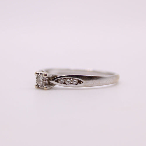 Bague Solitaire diamant épaulé or blanc 58 Facettes
