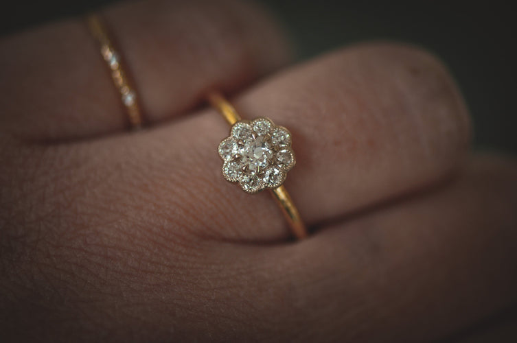 Bague 51 Bague fleur ancienne en or jaune, diamants 58 Facettes