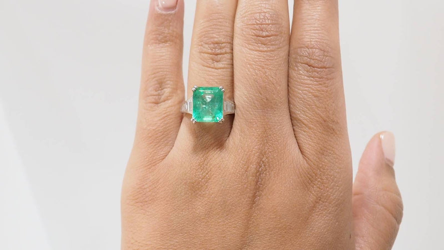 Bague 54 Bague en or blanc, Emeraude 7cts de Colombie et diamants 58 Facettes 32632