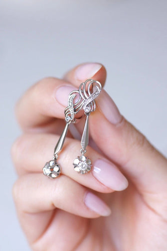 Boucles d'oreilles Longues boucles d'oreilles vintage pendantes, or blanc et diamants, années 60 58 Facettes
