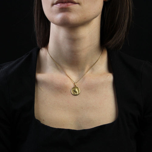 Pendentif Médaille Vierge Marie or jaune signée Augis 58 Facettes CVP107