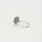 Bague 57 Bague marguerite en or gris, émeraude et diamants 58 Facettes