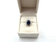 Bague 61 Anello en or blanc avec saphir central et diamants 58 Facettes