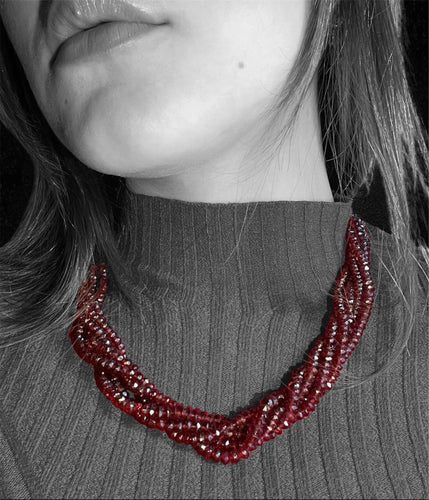 Collier élégant multi-rangs en grenat facetté