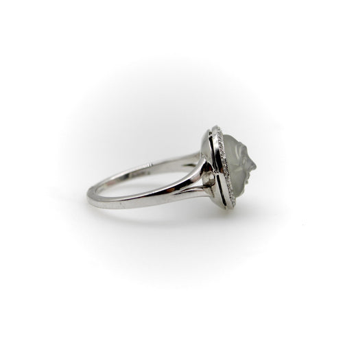Bague en or 18 carats des années 1950 représentant un homme dans la lune, sculptée dans une pierre de lune et ornée de diamants.