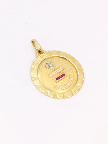 Pendentif Médaille amour Augis Jumbo Plus qu'hier moins que demain or jaune diamant rubis 58 Facettes J241