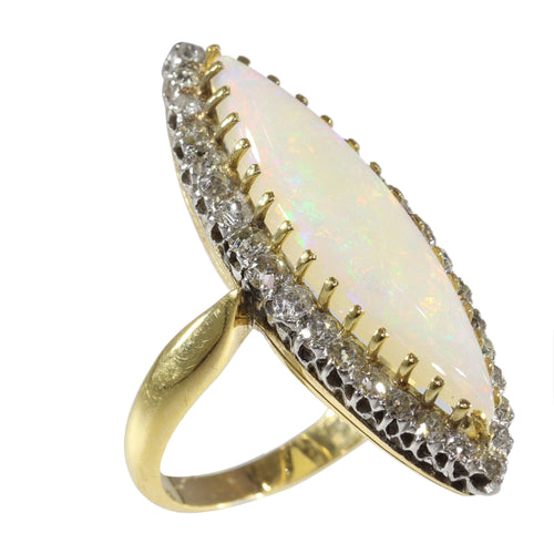 Bague 55 L'élégance victorienne : le chef-d'œuvre de la bague en opale et diamant de 1880 58 Facettes 16054-0031