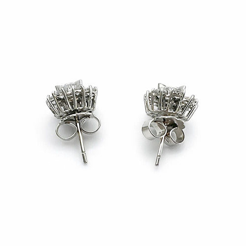 Boucles d'oreilles Boucles d'oreilles style rosette en or blanc et diamants 58 Facettes 50385