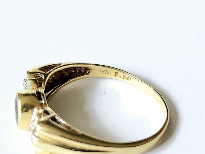 Bague 53 Bague or jaune, saphir et diamants 58 Facettes