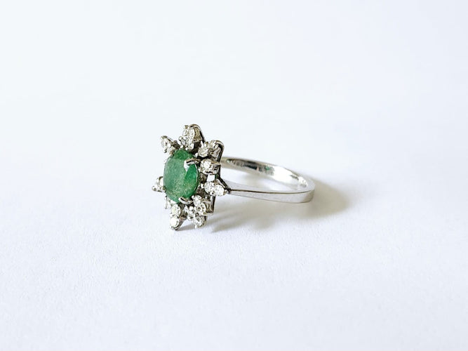 Bague 53 Bague pompadour or blanc, émeraude et diamants 58 Facettes