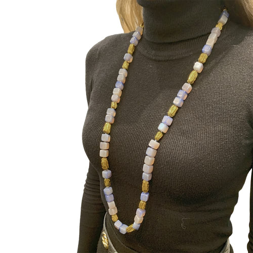 Collier Sautoir cubes de calcédoine et motifs en or jaune. 58 Facettes 35267