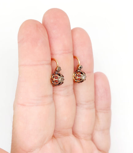 Boucles d'oreilles Dormeuses victorienne or jaune et diamants sur paillon et sertis fleurs de lys 58 Facettes A05651