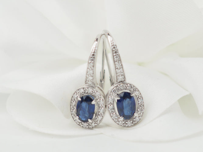 Boucles d'oreilles Boucles d'oreilles dormeuses en or blanc, saphir et diamants 58 Facettes 7313