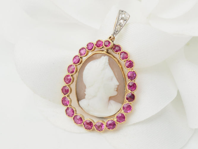 Pendentif Pendentif camée en or jaune rubis et diamants 58 Facettes 33312