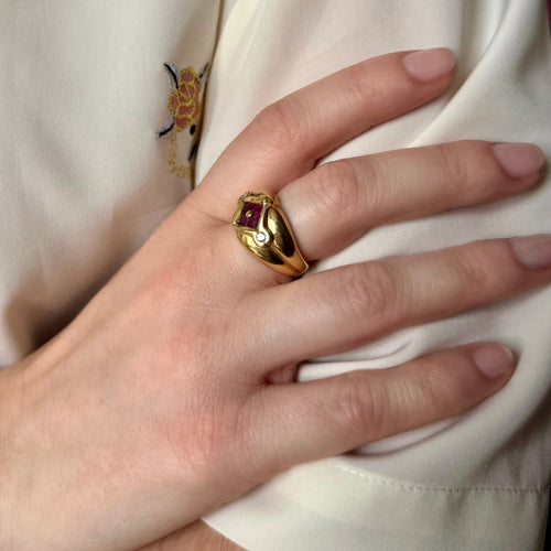 Bague 53 Bague croisillons bombée godronnée en or jaune 18k, rubis et diamants 58 Facettes REF2575-343