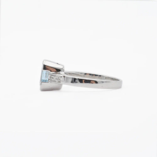 Bague Bague en or blanc avec aigue-marine et diamants 58 Facettes