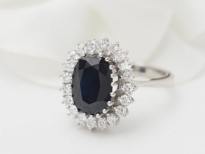 Bague 54 Bague entourage en or blanc, saphir ovale et diamants 58 Facettes 33297