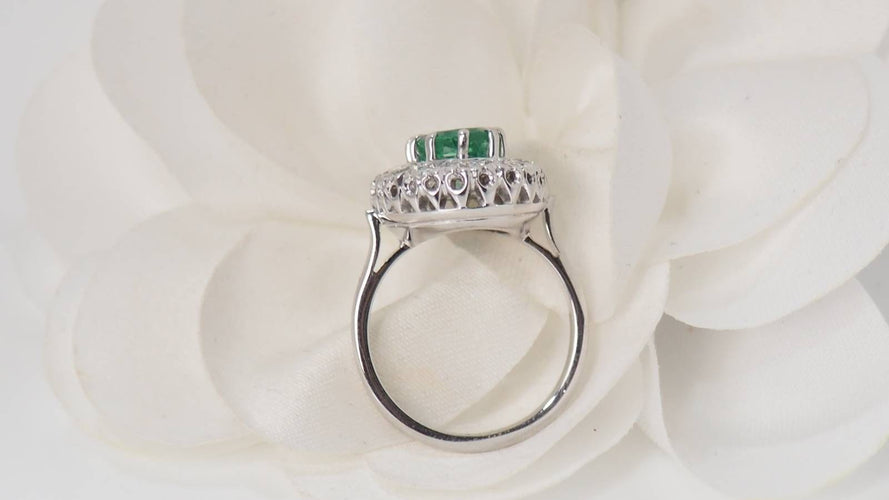 Bague 51 Bague marguerite en or blanc, émeraude et diamants 58 Facettes F4947