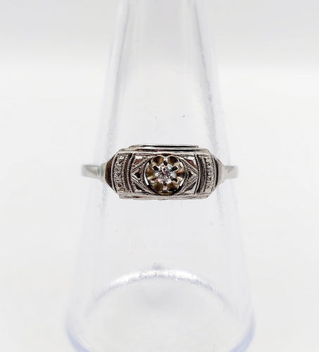 Bague 56 Bague Art Déco or blanc, diamant et monture géométrique (circa 1920) 58 Facettes A06246