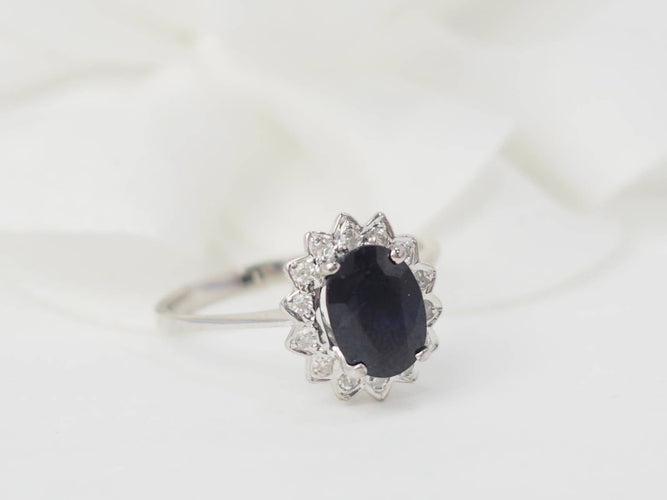 Bague 50.5 Bague marguerite en or blanc, diamants et saphir ovale 58 Facettes 26804