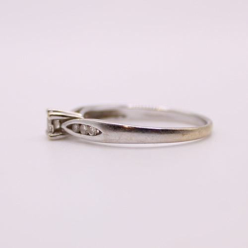 Bague Solitaire diamant épaulé or blanc 58 Facettes