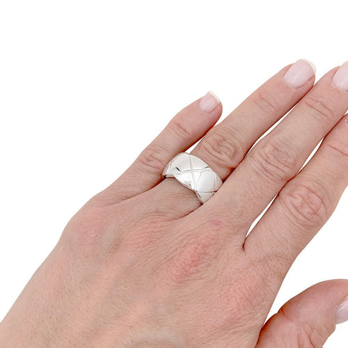 Bague 51 Bague Chanel "Coco Crush" grand modèle or blanc. 58 Facettes 34048