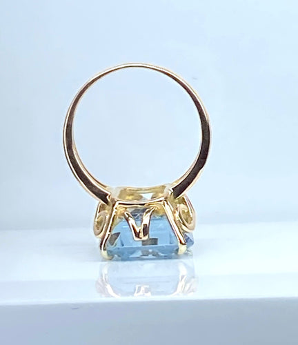 Bague en or jaune 18 carats et aigue marine