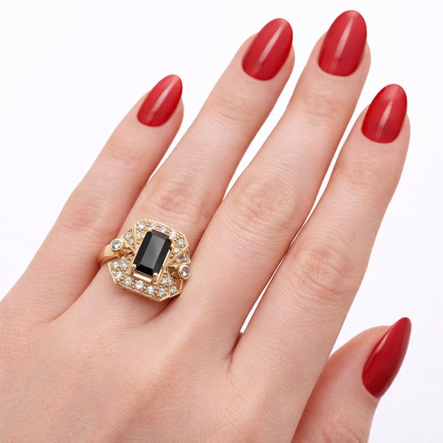 Bague 53 Bague Art Déco en or jaune avec diamants et saphir central. 58 Facettes 50391