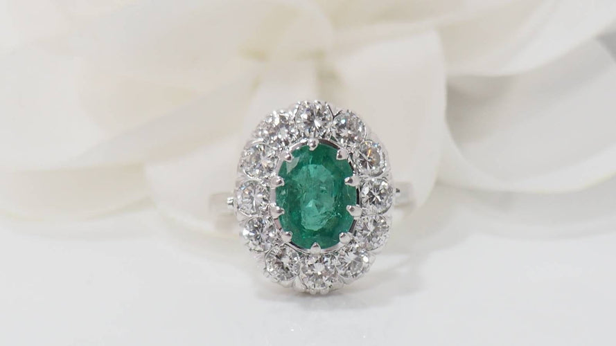 Bague 51 Bague marguerite en or blanc, émeraude et diamants 58 Facettes F4947