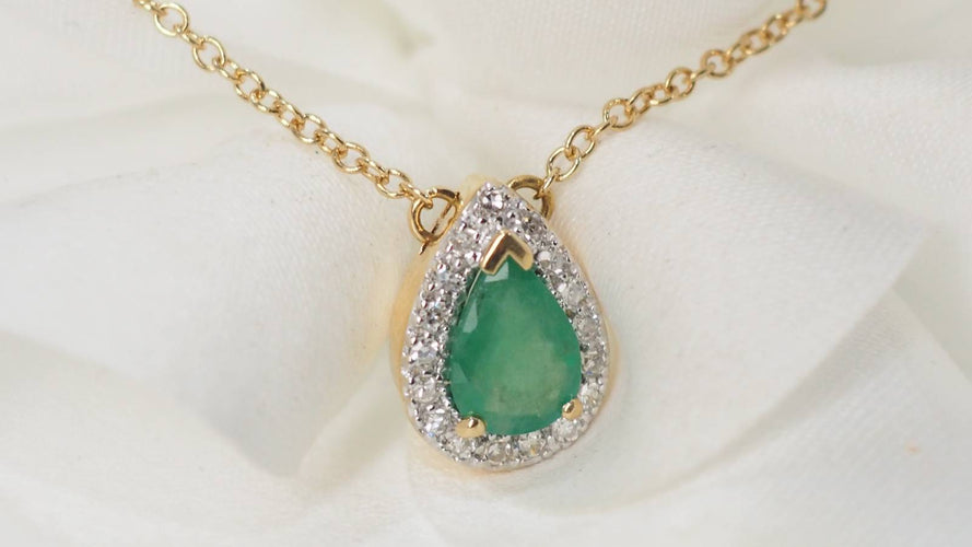 Collier Collier pendentif en or jaune, émeraude et diamants 58 Facettes 31962