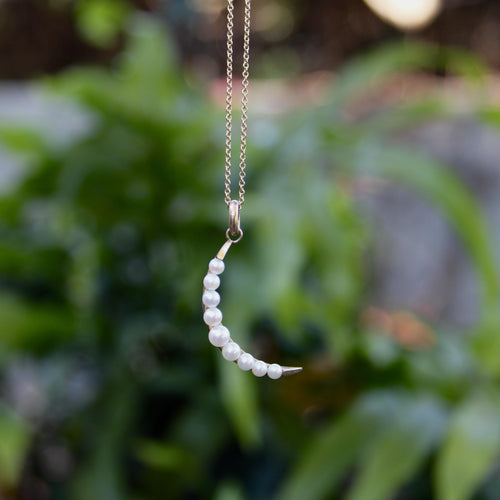 Pendentif Pendentif croissant de lune en perle, or 14 carats, style moderne du milieu du siècle 58 Facettes A2006U