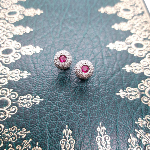 Boucles d'oreilles Paire de puces d'oreilles rubis et diamants 58 Facettes 36