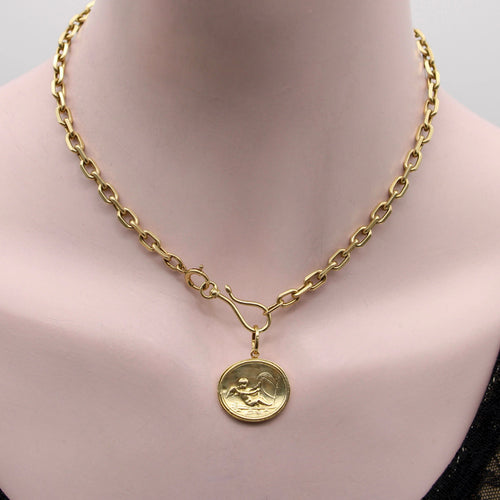 Pendentif Médaillon Cupidon de style néo-classique en or 14 carats 58 Facettes