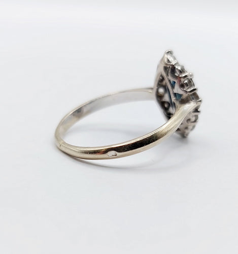 Bague 51 Bague marquise style art déco or blanc ornée d'un saphir naturel et de diamants taille brillants 58 Facettes A04625