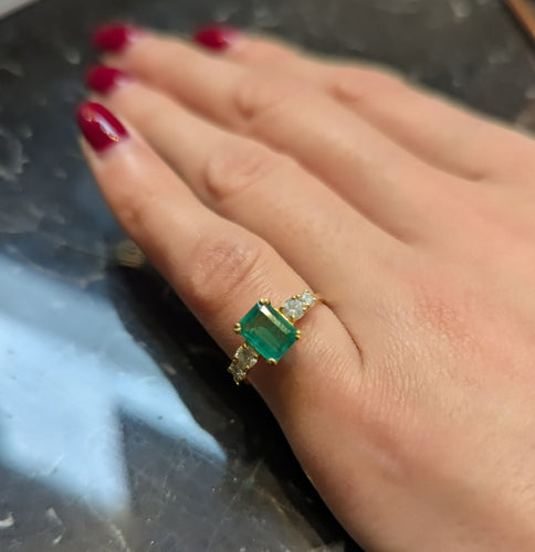 Bague 47 Bague en or jaune, émeraude et diamants 58 Facettes 32894