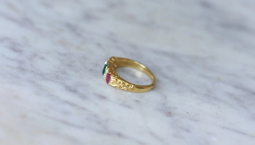 Bague 49 Bague jarretière or jaune émeraudes rubis et diamants 58 Facettes