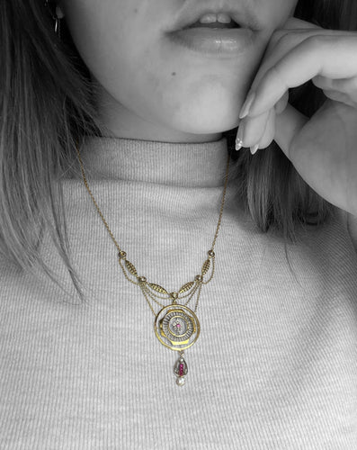 Collier Raro collier in stile Jugendstil realizzato in oro, arricchito da diamanti e rubini. 58 Facettes