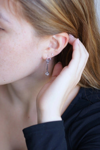 Boucles d'oreilles Longues boucles d'oreilles vintage pendantes, or blanc et diamants, années 60 58 Facettes