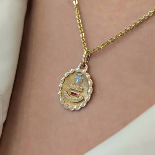 Pendentif Maison Augis - « Médaille d'Amour » en or jaune "Plus qu'hier, moins que demain" 58 Facettes 32664