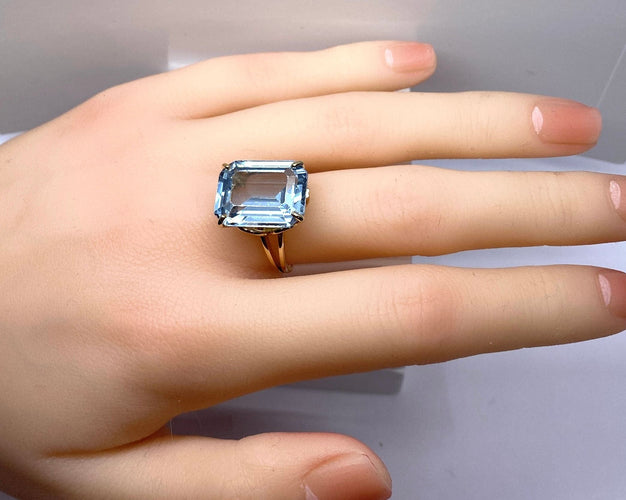 Bague en or jaune 18 carats et aigue marine