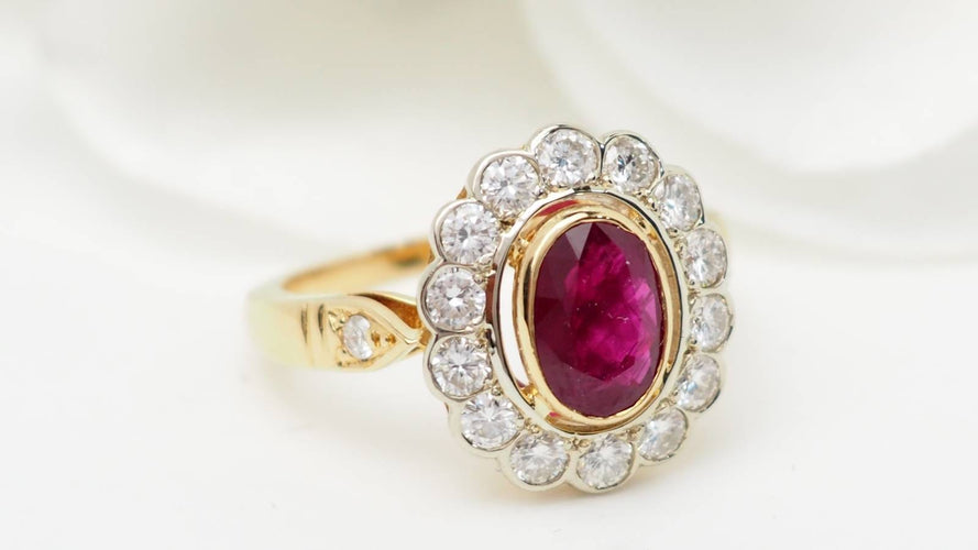 Bague 53 Bague entourage en or jaune, rubis et diamants 58 Facettes 32646