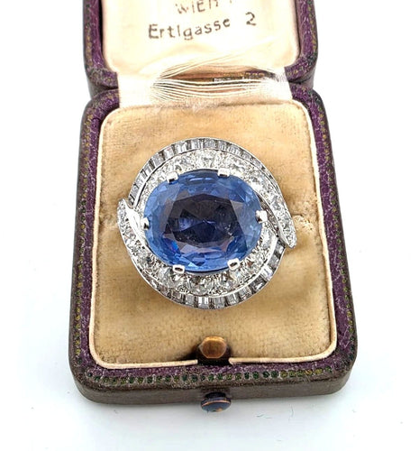 Bague 52 Magnifique bague en or blanc massif 18 carats ornée d'un saphir et de diamants. 58 Facettes