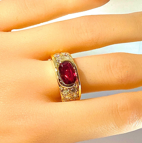 Bague 58 Bague en or jaune 18 carats, rubis 2,25 carats et 10 diamants 58 Facettes AB412