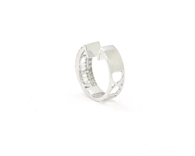 Boucles d'oreilles Boucle d'oreille manchette simple en or blanc avec diamants 58 Facettes 13519