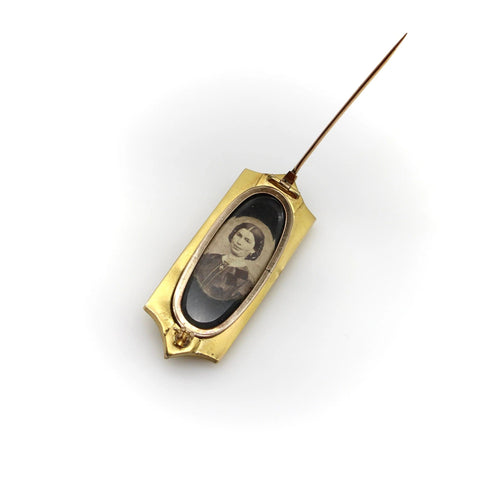Broche médaillon de deuil en forme d'enveloppe dorée avec flèche 58 Facettes