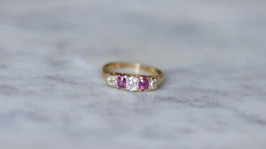Bague 52 Bague Jarretière Diamants et Rubis sur Or jaune 58 Facettes