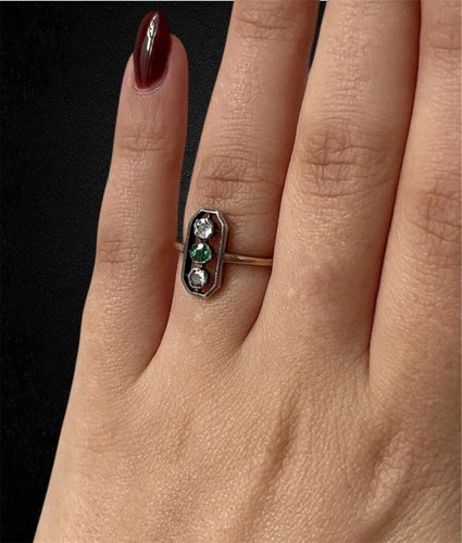 Bague 57 Bague austro-hongroise ancienne ornée d'émeraudes et de diamants 58 Facettes