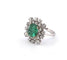 Bague 55 Magnifique bague en or blanc avec une émeraude centrale et des diamants tout autour. 58 Facettes