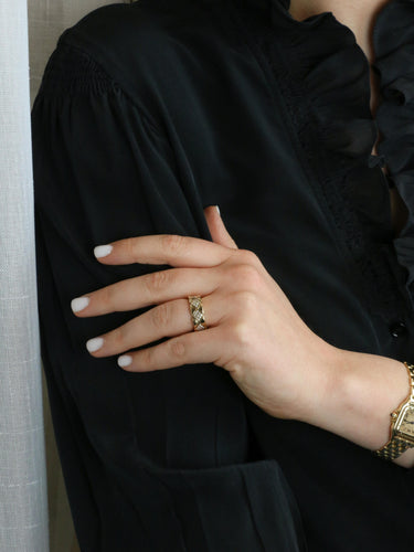 Bague 59 CHANEL Bague "Matelassé" vintage or jaune diamants 58 Facettes 1107.4